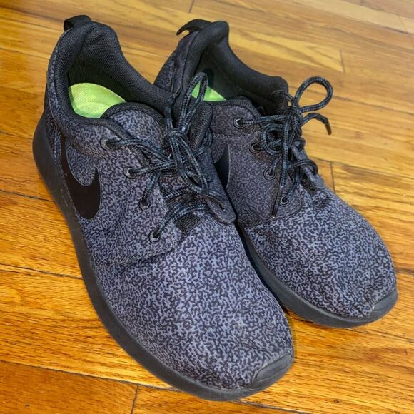 NIKE ROSHE Gray Print Sneakers - Picture 7 of 16
